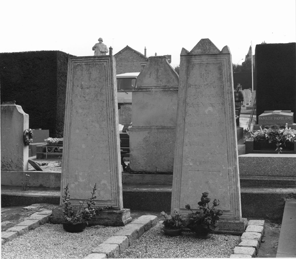 Vue des deux plus anciennes tombes du cimetière.