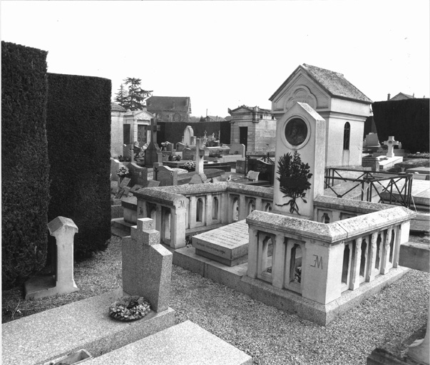 Vue d'ensemble du tombeau et de son enclos.
