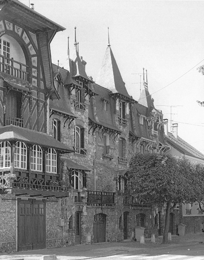 Vue des façades sur rue des trois maisons, art nouveau.