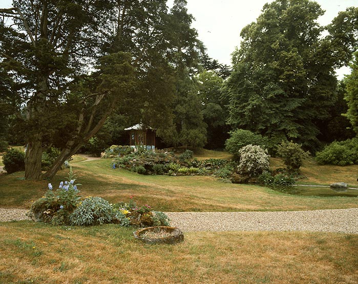 Vue d'ensemble du jardin avec le kiosque chinois.