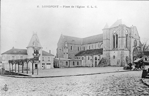 Vue d'ensemble sur la place de l'Eglise.