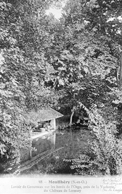 Vue d'ensemble du lavoir situé sur les bords de l'Orge, près de la Vacherie du château de Lormoy.