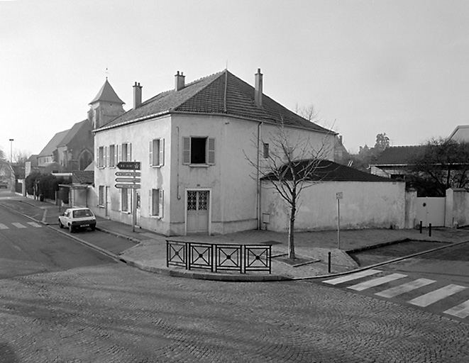 L'angle des rues du Père Mazurié et Henri Cretté, côté ouest.