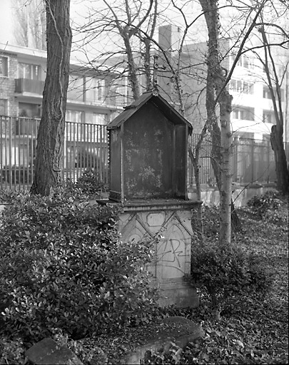 Edicule.