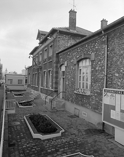 Mairie, école primaire (école de filles, école de garçons) dit Groupe scolaire Liberté.