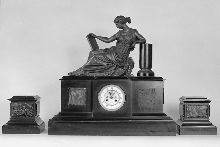 Pendule, socles (2) (en pendant, garniture de cheminée) : femme à l'antique.