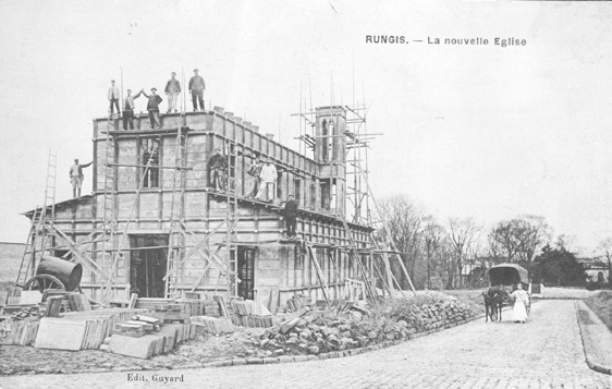 L'église en construction.