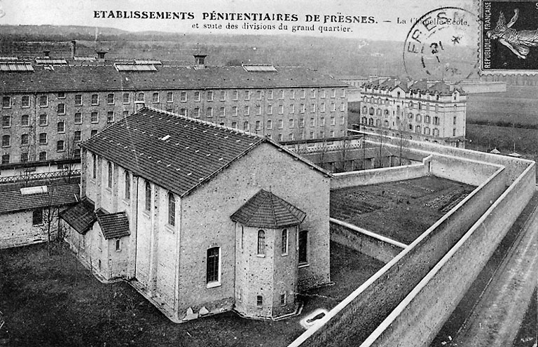 Au premier plan, la chapelle-école. Au second plan, le grand quartier. A l'arrière-plan, l'un des bâtiments des gardiens.