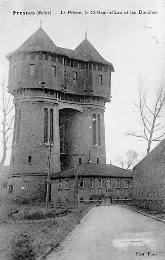 Le château d'eau et les douches.