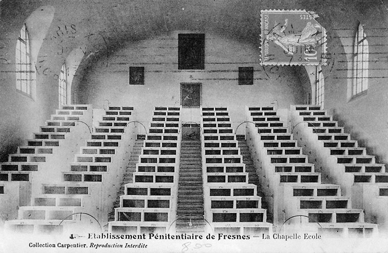 Vue intérieure de la chapelle-école prise du bas.