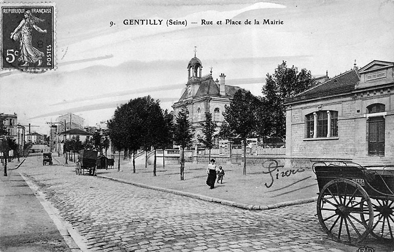 Vue générale de l'hôtel de ville et de sa place.