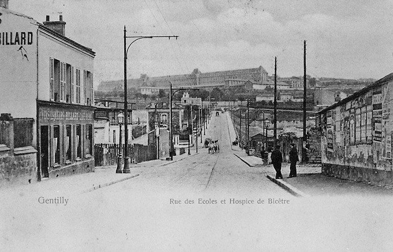 La rue des Ecoles, actuelle avenue Jean-Jaurès; au fond l'hospice de Bicêtre.