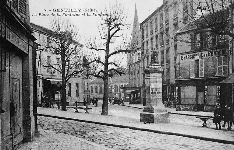La place de la Fontaine, vue prise en direction de l'église.