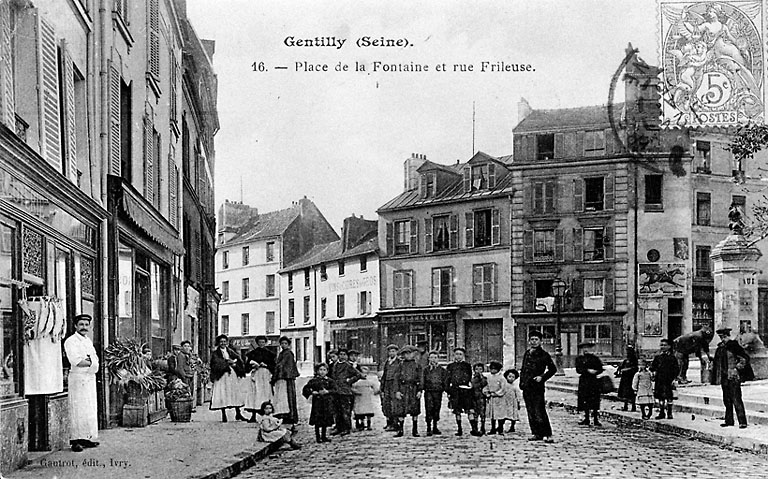La place de la Fontaine et le départ de la rue Frileuse.