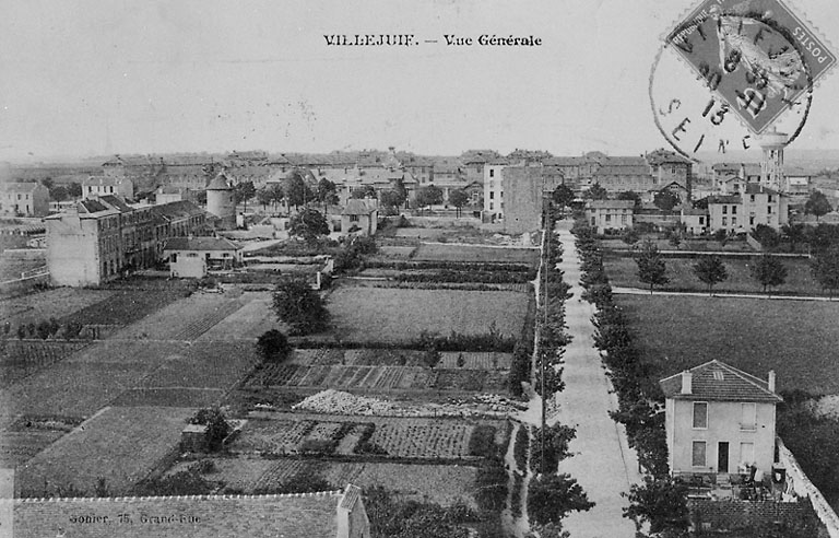 Vue panoramique prise du clocher de l'église. Au premier plan, la rue Saint-Romans, aujourd'hui rue Eugène-Varlin.