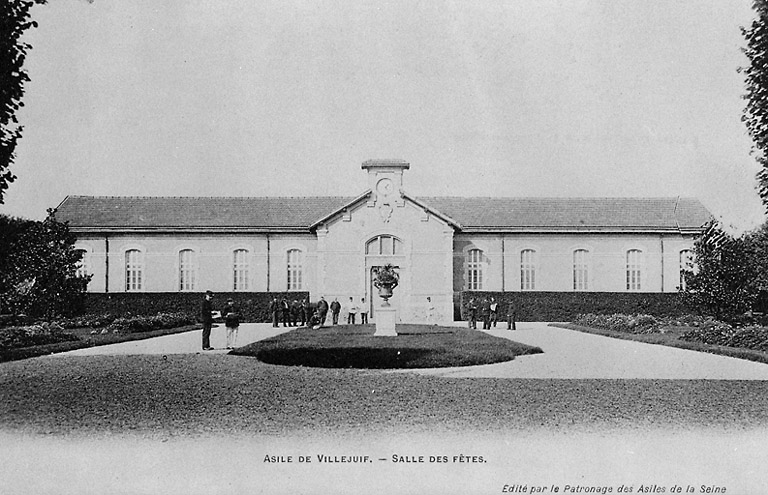 Vue extérieure de la salle des fêtes.