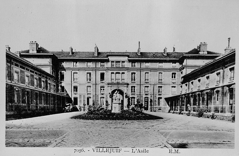 La cour d'honneur.