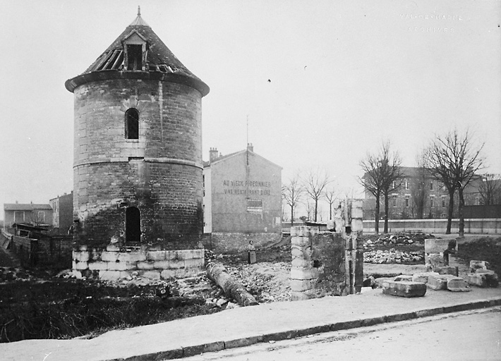 Le colombier en ruines.