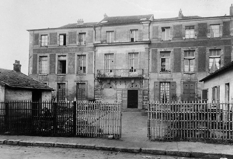 Vue générale du corps central du château transformé en logements ouvriers.