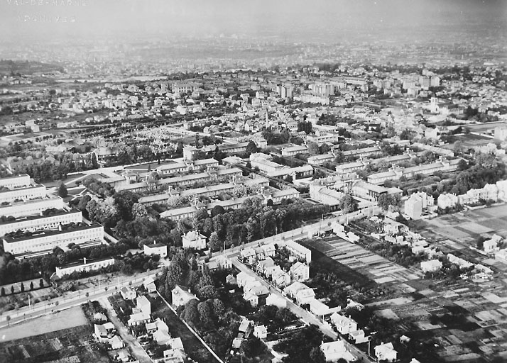 Vue aérienne, vers 1950. Au centre de la vue, l'asile d'aliénés.