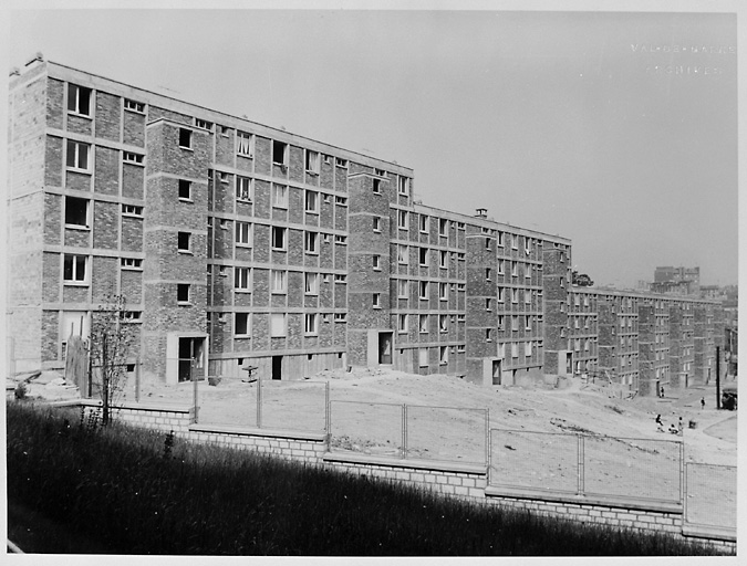 Les H.L.M. en construction, rue de la Division du Général Leclerc, vers 1955.