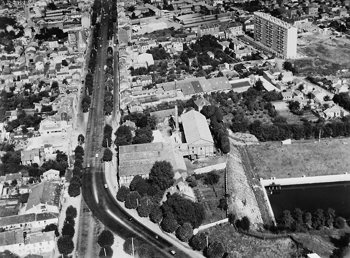 L'avenue de Paris, une briqueterie et le réservoir des eaux de la ville de Paris, vers 1955.