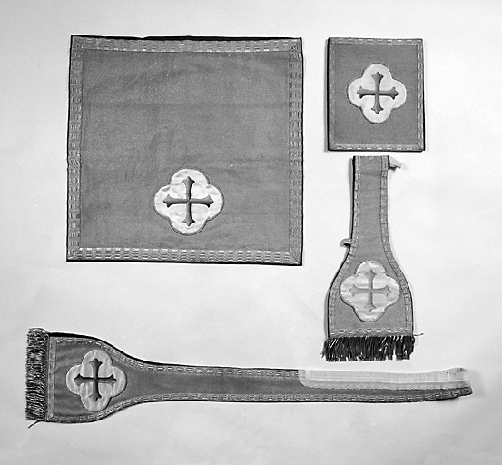 Chasuble, bourse de corporal, étole, manipule, voile de calice (ornement doré)