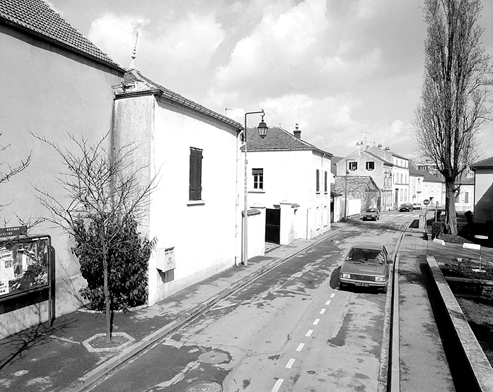 Vue des bâtiments sur rue sis 26, rue Sainte-Geneviève.