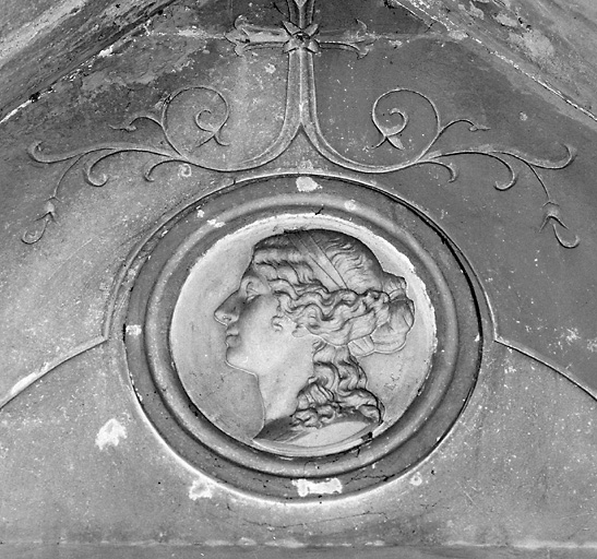 Bas-relief : portrait de madame Davalet
