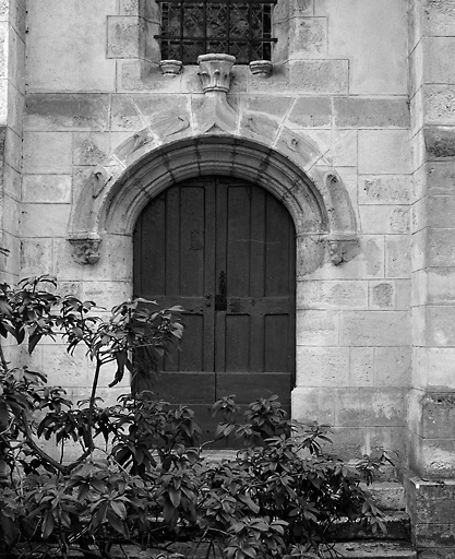 Porte latérale donnant sur le bas-côté nord.