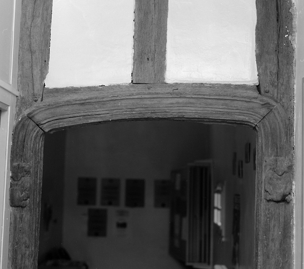 Détail d'un arc en anse de panier subsistant dans le service municipal de la jeunesse.