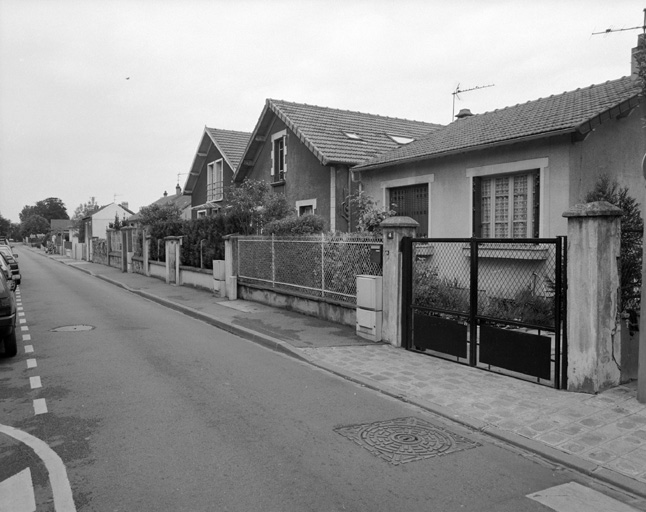 Vue de la rive paire de la rue de la Pirouette.