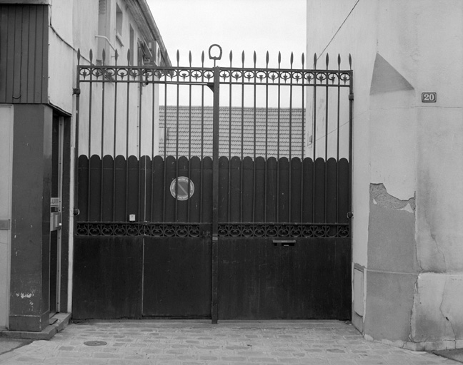 Le portail de la maison de maréchal-ferrant.