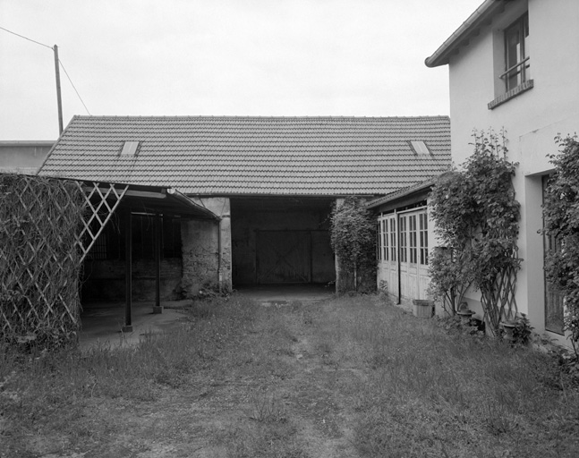 Vue des bâtiments sur cour de la maison de maréchal-ferrant, côté ouest.
