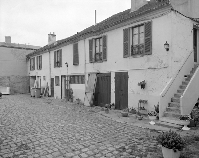 Elévation sur cour de l'ancienne écurie.