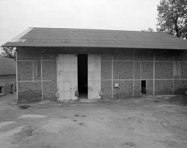 Un hangar.