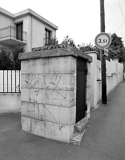 Vue du regard n°X sis à Cachan, à l'angle de la rue des Saussaies et de l'avenue Léon-Blum.