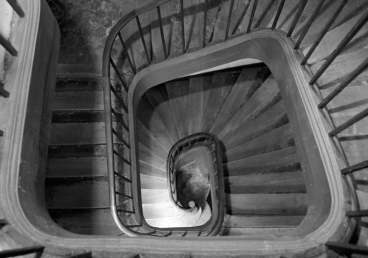 Vue d'ensemble de la cage d'escalier, depuis le palier du second étage.