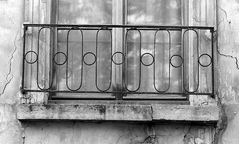 Un appui de fenêtre, côté jardin.