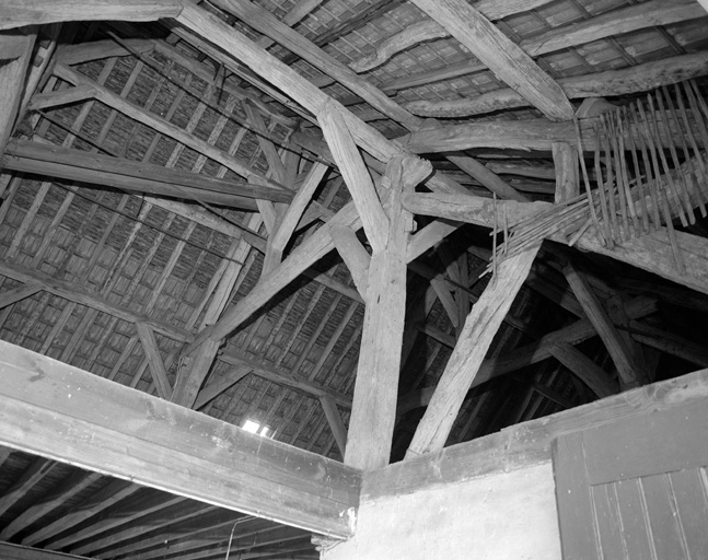 Vue partielle de la charpente de la grange.