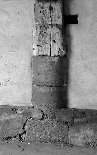 Détail d'une base de poteau de la grange constituée de tambours de colonne en remploi.