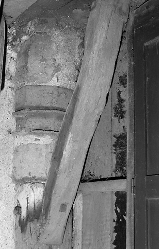 Détail d'une base de poteau de la grange à mouluration prismatique.