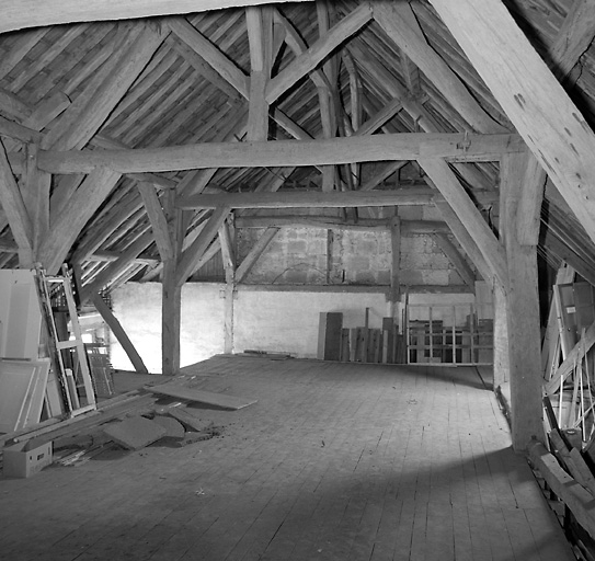 Vue d'ensemble de la charpente de la grange.