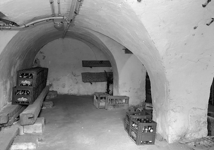 Le cellier situé sous le bâtiment jouxtant la grange.