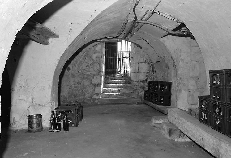 L'escalier d'accès au cellier du bâtiment jouxtant la grange.
