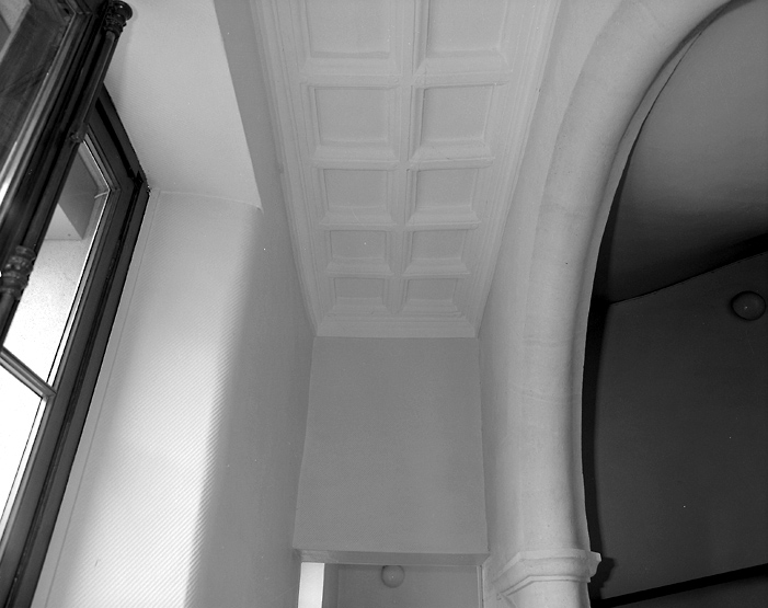 La voûte à caissons du couloir donnant sur la cage d'escalier.