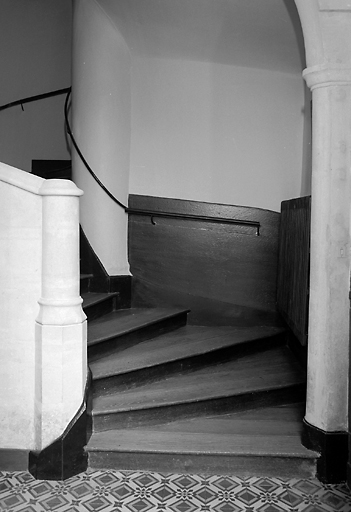 Le départ de l'escalier du corps de logis, vu de la porte d'entrée.