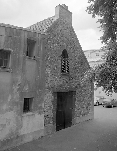 Le pignon d'une ancienne dépendance agricole.