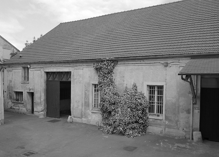 Vue d'ensemble de la grange, depuis la cour de l'ancienne ferme.