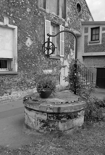Le puits et la pompe situés dans la cour d'entrée.